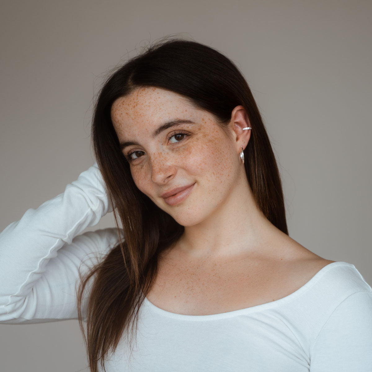 Claide Anya Earcuff silber getragen - Foto 6