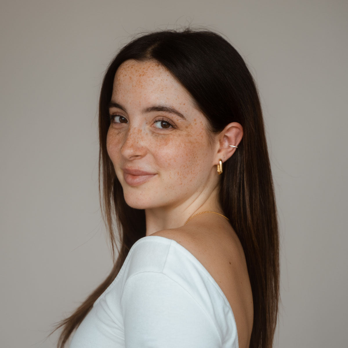 Claide Leia Earcuff gold getragen - Foto 3