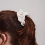 Claide Elaine Scrunchie Beige Frisur - Foto 3