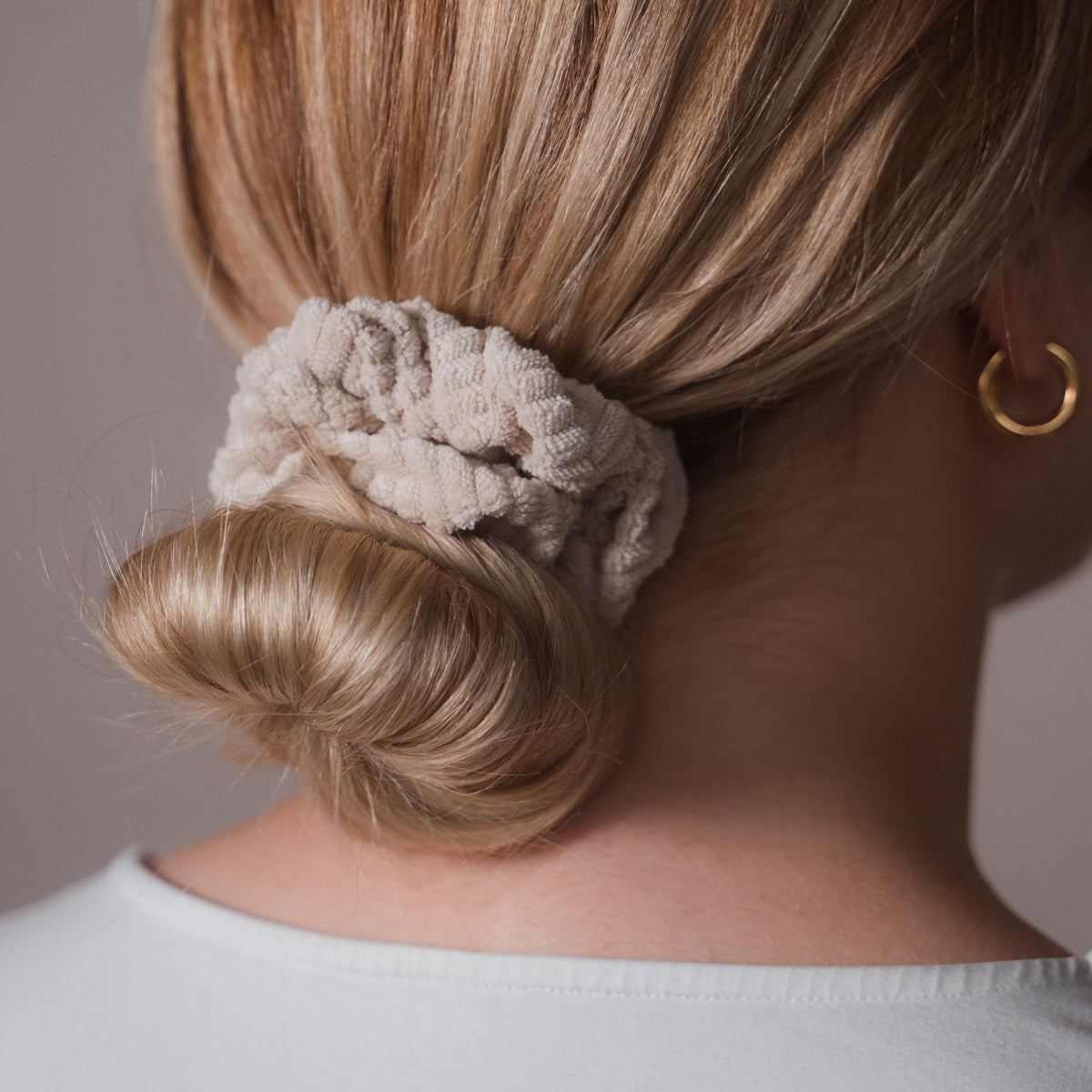 Claide Elaine Scrunchie Beige Frisur - Foto 7