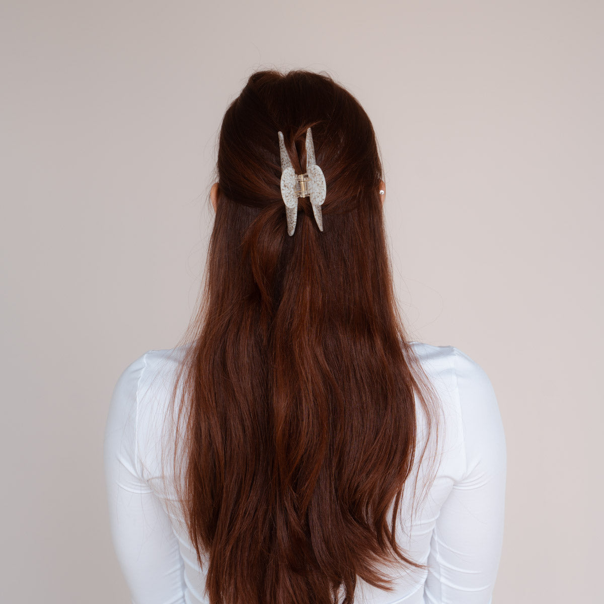 Eleganz und Funktionalität vereint: Die Cleo Haarklammer von Claide