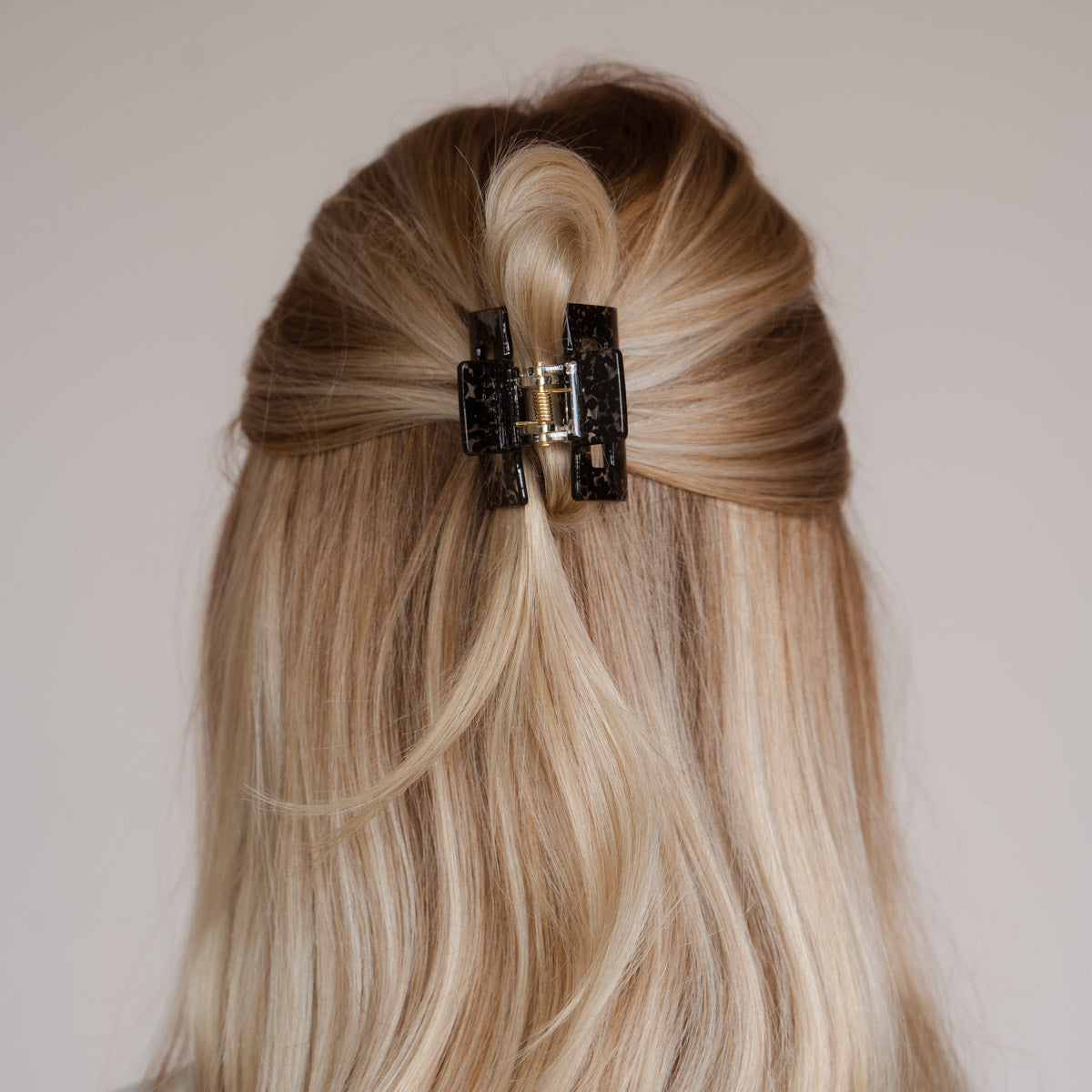Haarklammer schwarz Frisur - Bild 5