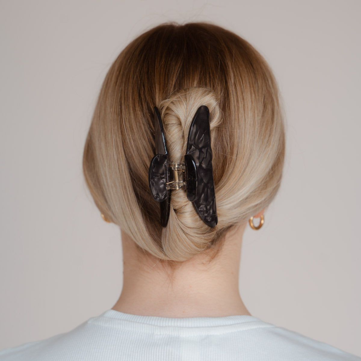 Perfekt gestyltes Haar mit der Mona Haarklammer von Claide: Ihr Must-Have Accessoire