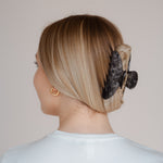 Entdecken Sie die Claide Mona Haarklammer: Eleganz, die Ihre Frisur ergänzt
