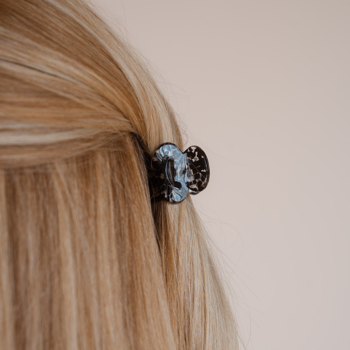 Claide Lune Haarklammer schwarz Frisur - Bild 4
