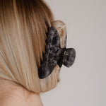 Verleihen Sie Ihrem Haar Glanz mit der Mona Haarklammer von Claide
