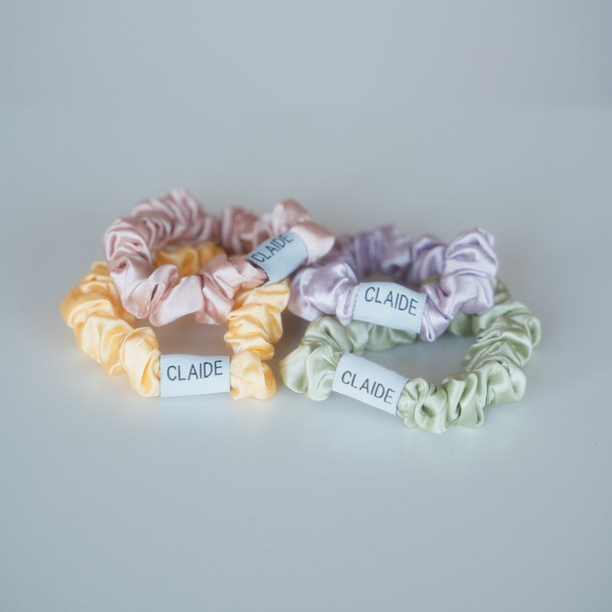 Satin-Seide, zeitlose Schönheit: Die Claide Pastell Scrunchies für anspruchsvolle Styles