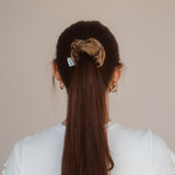 Marlene Scrunchie von Claide – Zeitlose Eleganz mit glänzendem Satin-Seidenstoff