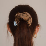 Verleihen Sie Ihrem Haar Glanz mit dem luxuriösen Marlene Scrunchie von Claide