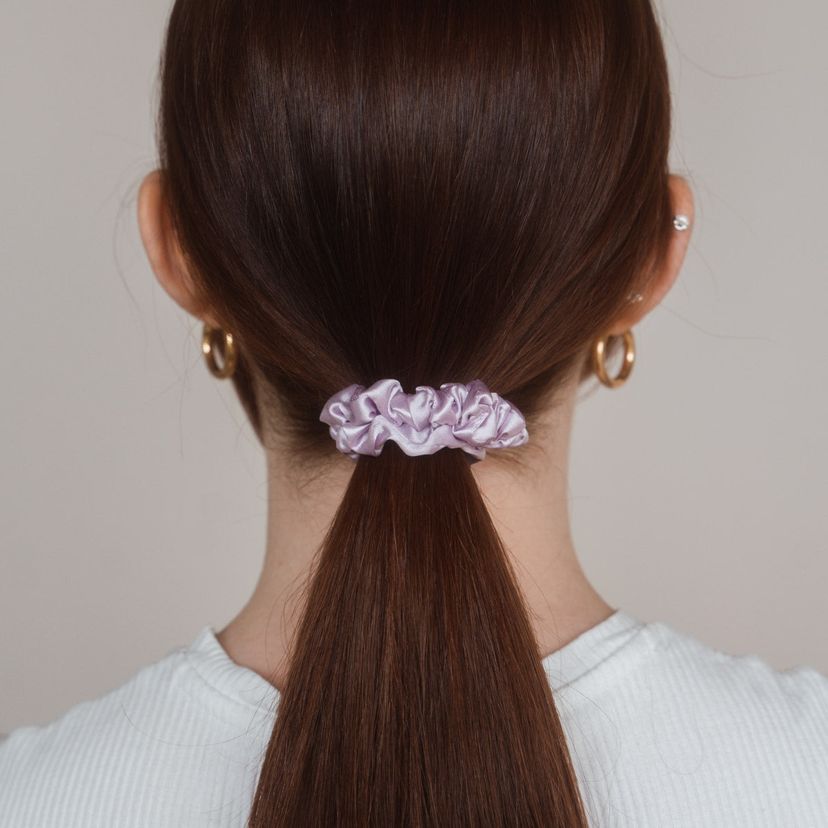 Ein Hauch von Luxus für Ihre Frisur: Die Pastell Scrunchies von Claide aus glänzender Satin-Seide
