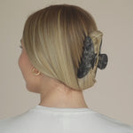 Ein Hauch von Glamour: Die Claide Mona Haarklammer für stilvolle Auftritte