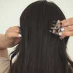 Elsa Haarklammer im Video - sieh, wie sie jedem Haarstil Stil verleiht