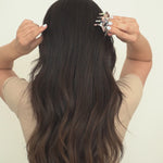 Amalie Haarklammer im Video - sieh, wie sie jedem Haarstil Stil verleiht