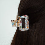 Amalie Haarklammer im Detail - sieh, wie sie jedem Haarstil Stil verleiht