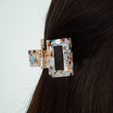 Amalie Haarklammer im Detail - sieh, wie sie jedem Haarstil Stil verleiht