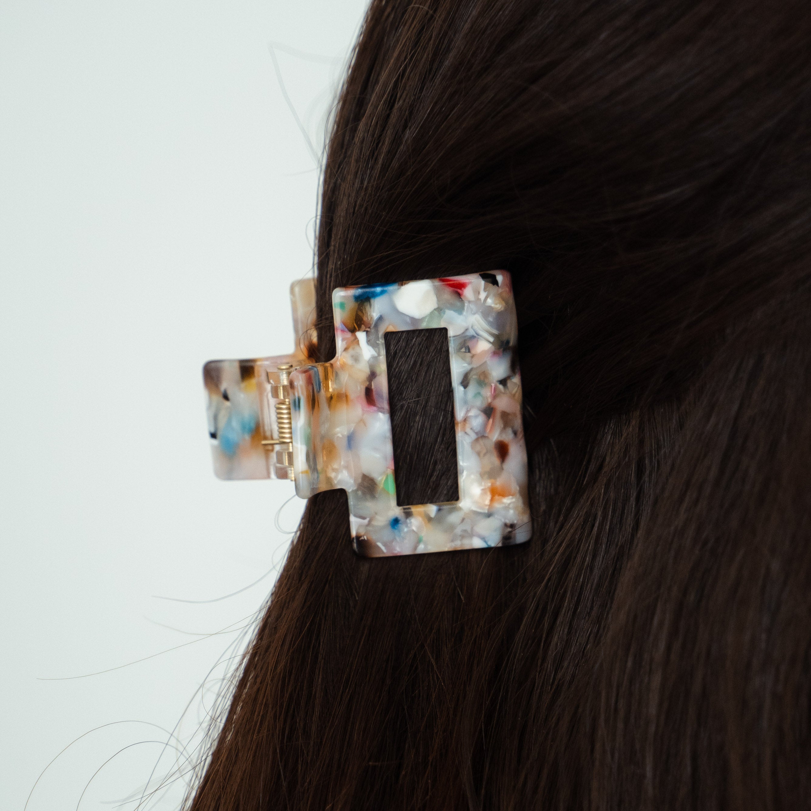 Amalie Haarklammer im Detail - sieh, wie sie jedem Haarstil Stil verleiht