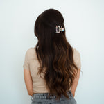 Amalie Haarklammer im Einsatz - ein stilvolles Accessoire für jeden Haarstil