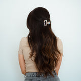 Amalie Haarklammer im Einsatz - ein stilvolles Accessoire für jeden Haarstil