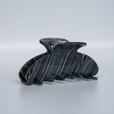 Alicia Haarklammer - das perfekte Accessoire für jeden Anlass. Schauen Sie sich das Produktbild an und entdecken Sie die vielfältigen Farben und Größen, die wir anbieten