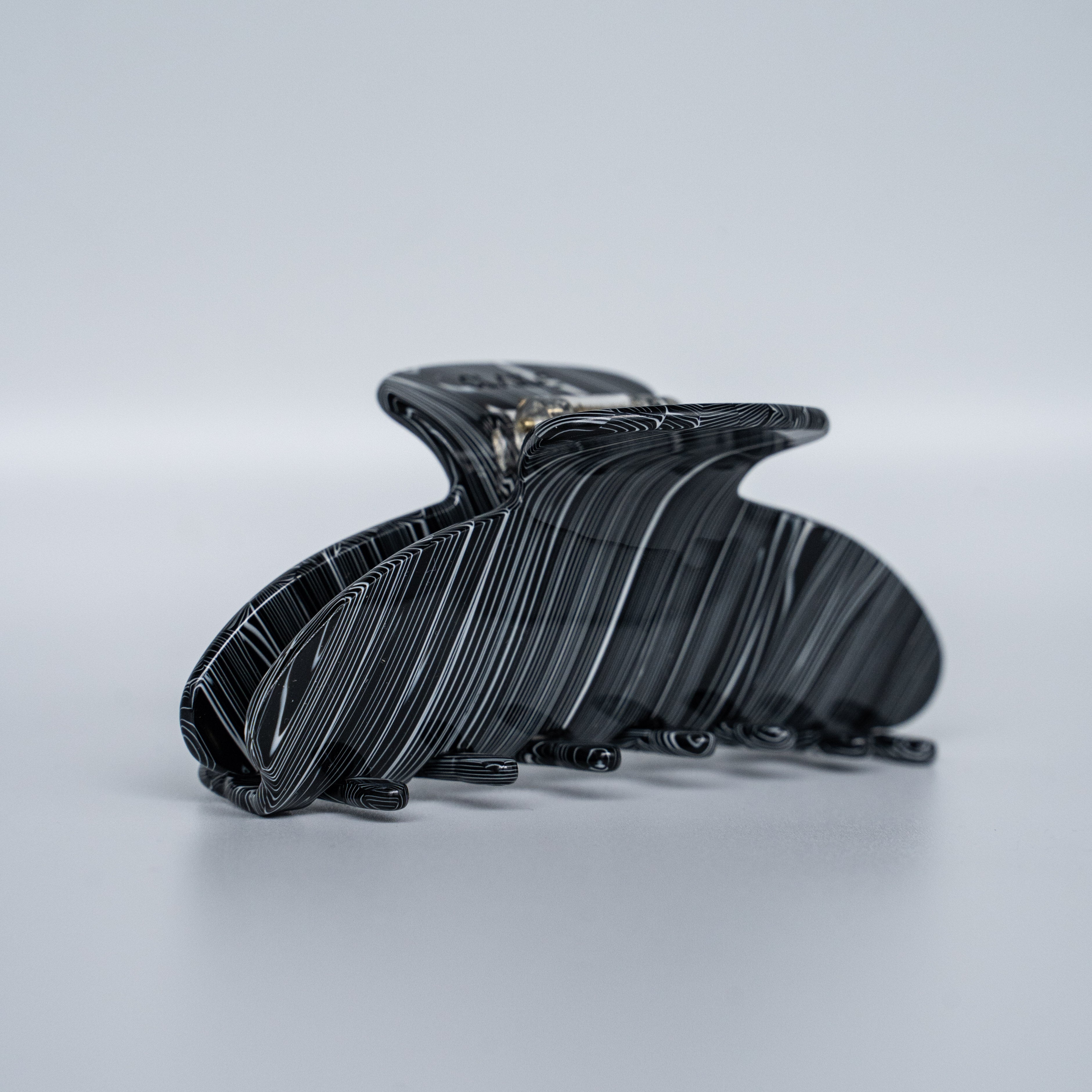 Alicia Haarklammer - das perfekte Accessoire für jeden Anlass. Schauen Sie sich das Produktbild an und entdecken Sie die vielfältigen Farben und Größen, die wir anbieten