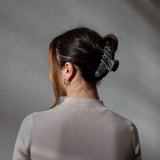 Alicia Haarklammer im Einsatz - sehen Sie, wie vielseitig die Haarklammer ist und wie gut sie in jedes Haar passt. Schauen Sie sich das Tragebild an und entdecken Sie die verschiedenen Möglichkeiten, wie die Haarklammer getragen werden kann