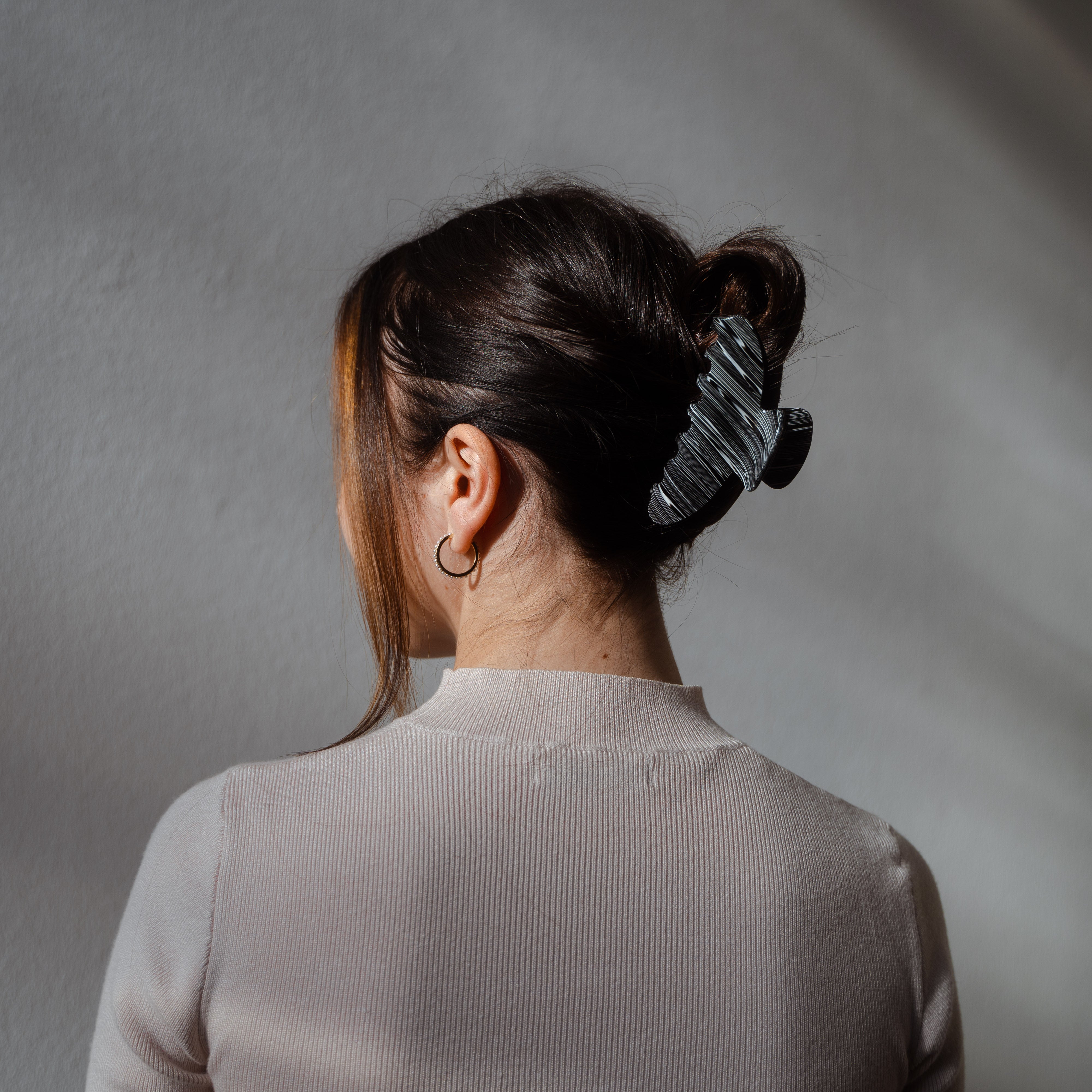 Alicia Haarklammer im Einsatz - sehen Sie, wie vielseitig die Haarklammer ist und wie gut sie in jedes Haar passt. Schauen Sie sich das Tragebild an und entdecken Sie die verschiedenen Möglichkeiten, wie die Haarklammer getragen werden kann