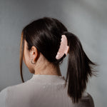 Alice Haarklammer im Einsatz - sieh wie gut sie im Haar hält