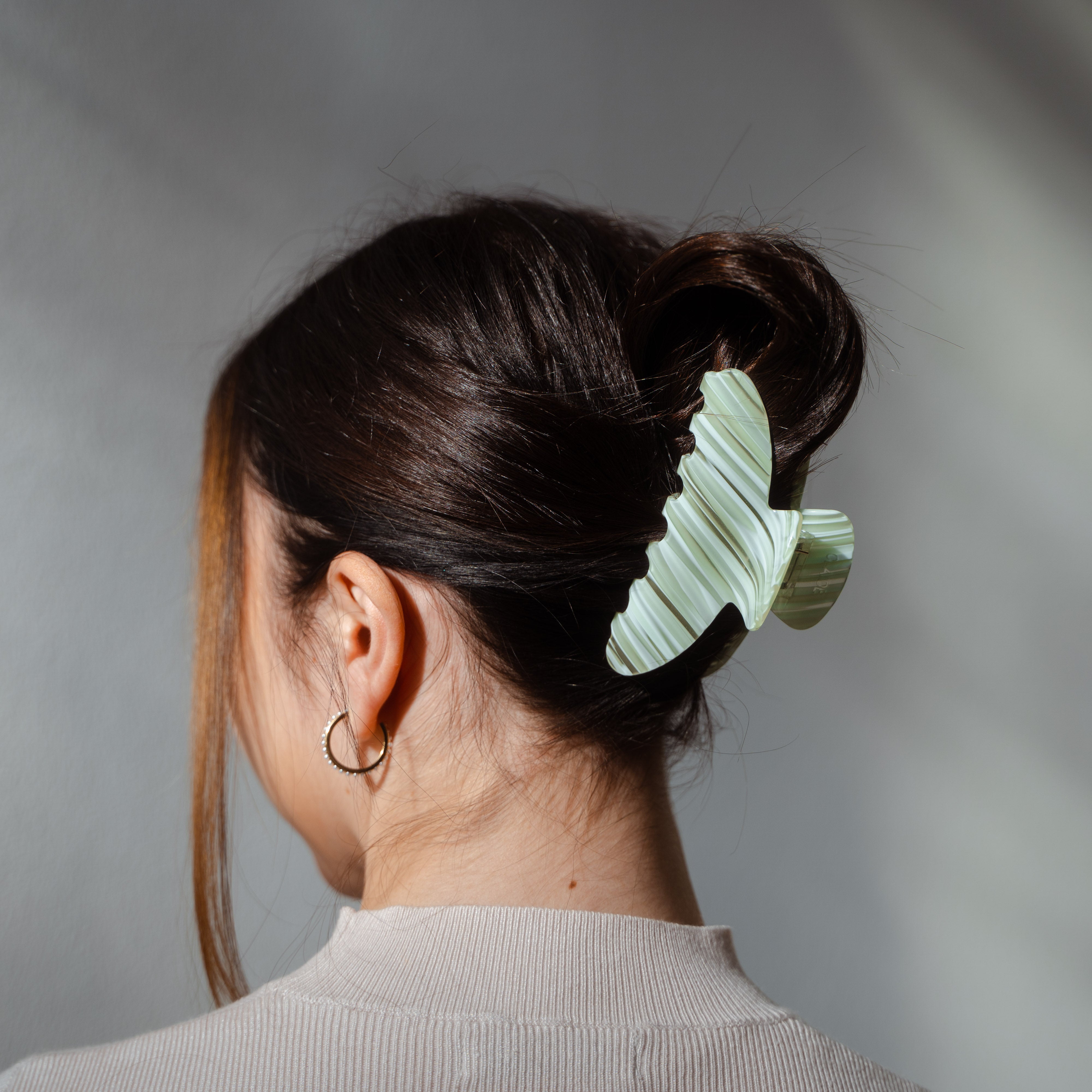 Matcha Haarklammer im Einsatz - sieh, wie sie jedem Haarstil Stil verleiht