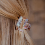 Juna Haarklammer im Detail - bewundere die feine Verarbeitung und ihre Vielseitigkeit