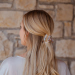 Juna Haarklammer im Einsatz - ein unverzichtbares Accessoire für jedes Outfit