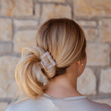 Ella Haarklammer im Einsatz - sieh, wie sie jedem Haarstil Stil verleiht