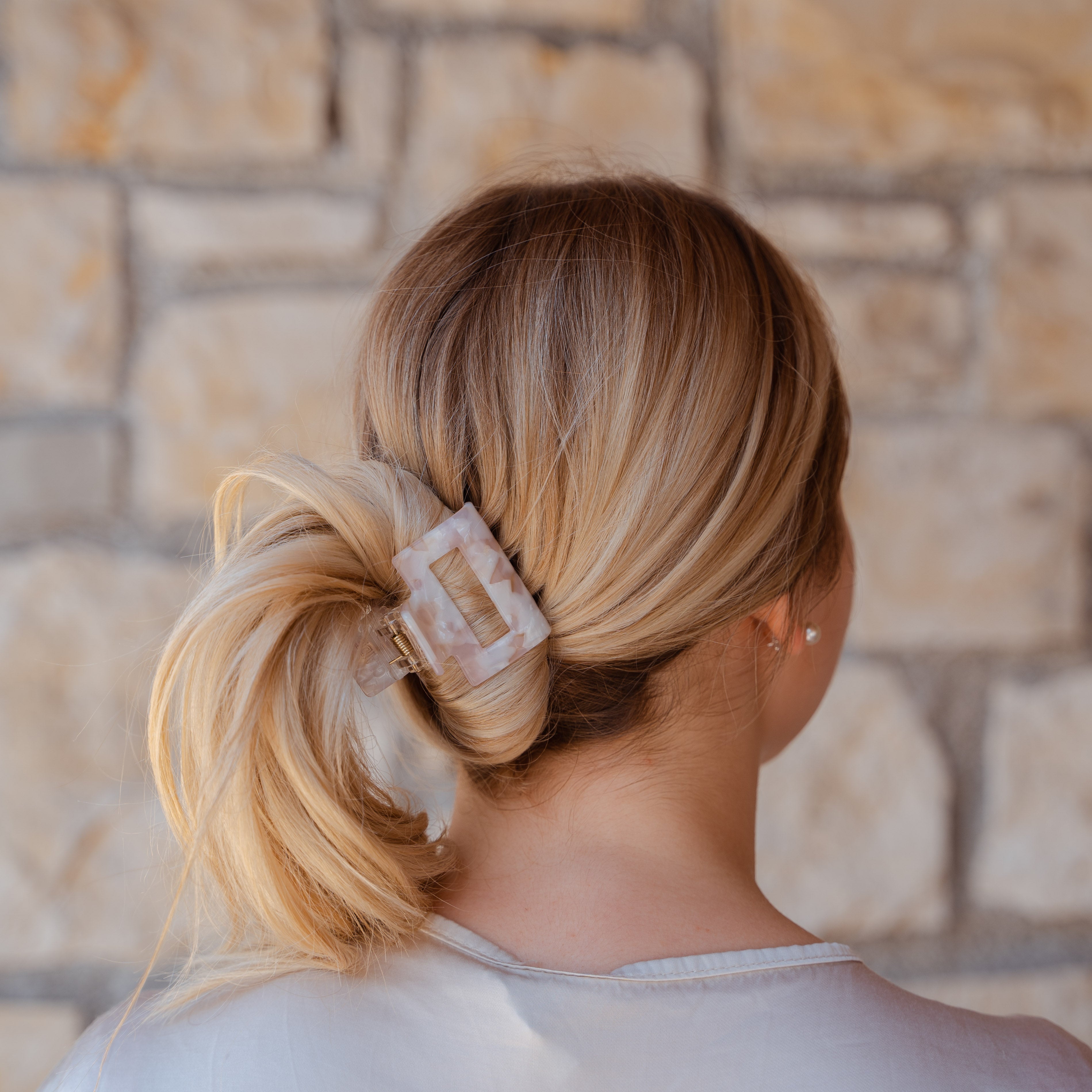 Ella Haarklammer im Einsatz - sieh, wie sie jedem Haarstil Stil verleiht