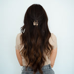 Elsa Haarklammer im Einsatz - ein unverzichtbares Accessoire für jedes Outfit