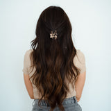 Elsa Haarklammer im Einsatz - ein unverzichtbares Accessoire für jedes Outfit