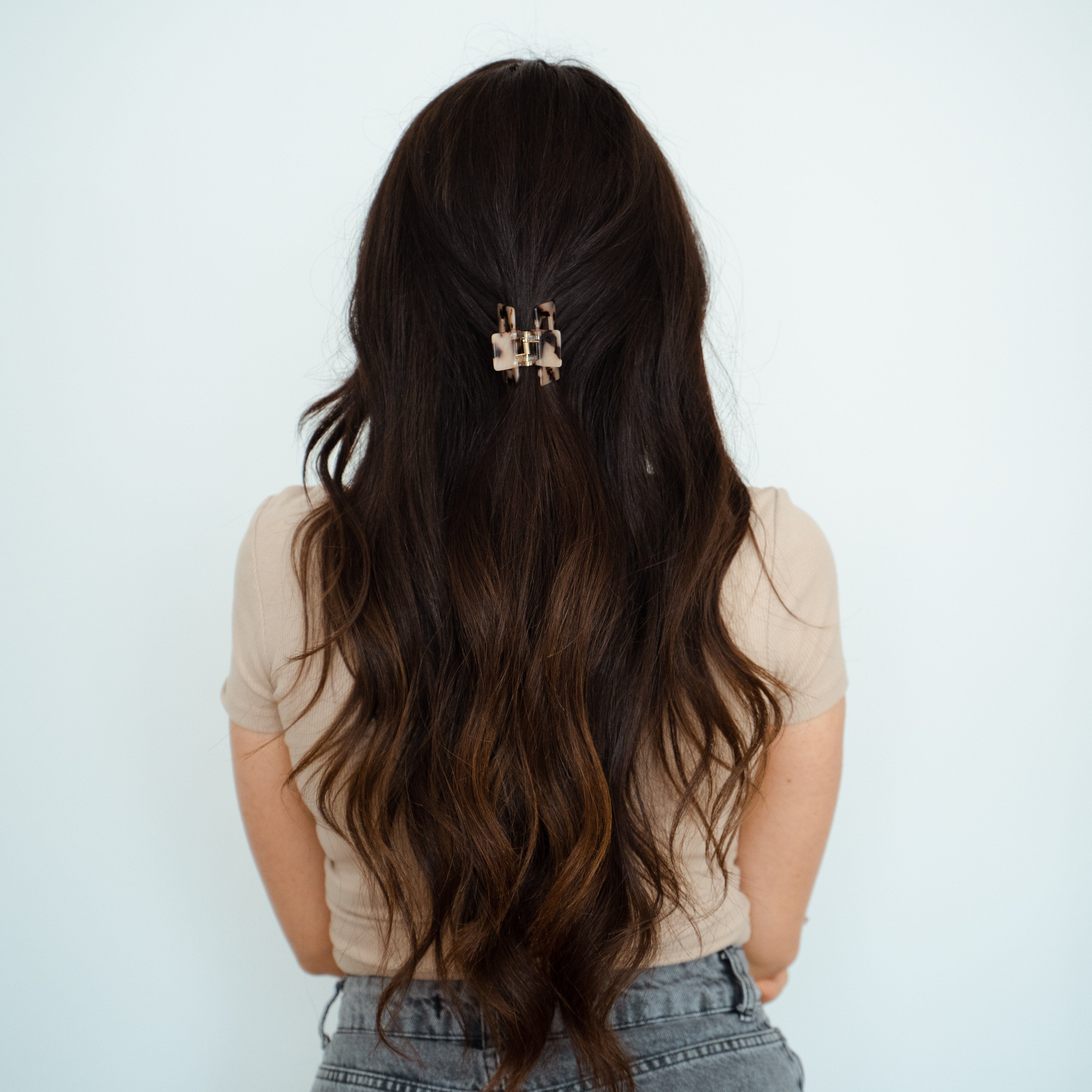 Elsa Haarklammer im Einsatz - ein unverzichtbares Accessoire für jedes Outfit