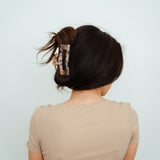 Nora Haarklammer im Einsatz - ein unverzichtbares Accessoire für jedes Outfit