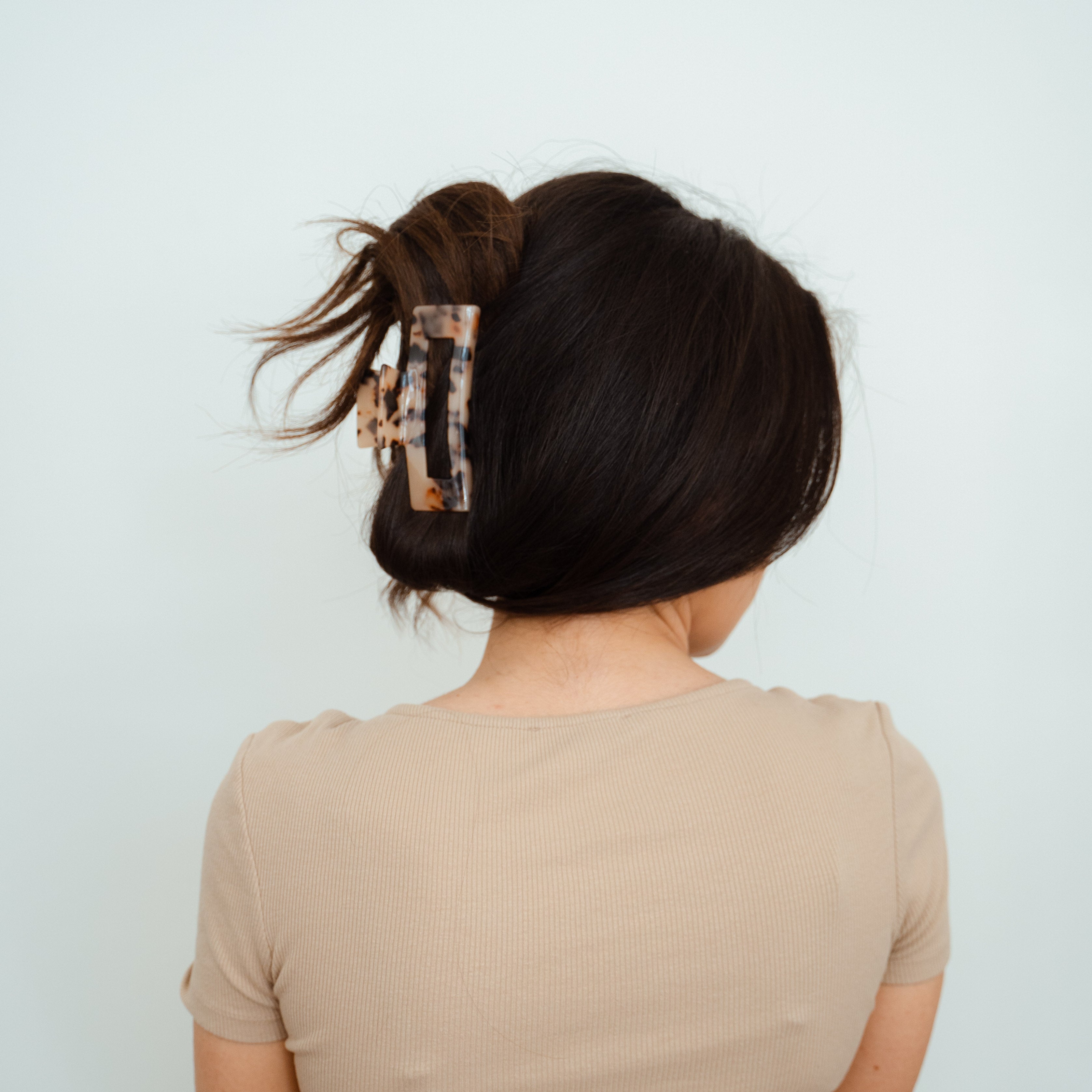 Nora Haarklammer im Einsatz - ein unverzichtbares Accessoire für jedes Outfit