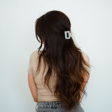 Wilma Haarklammer im Einsatz - ein unverzichtbares Accessoire für jedes Outfit