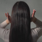 Alicia Haarklammer im Einsatz - sehen Sie, wie einfach das Tragen der Haarklammer ist und wie gut sie in jedes Haar passt. Schauen Sie sich das Tragevideo an und entdecken Sie die verschiedenen Möglichkeiten, wie die Haarklammer getragen werden kann