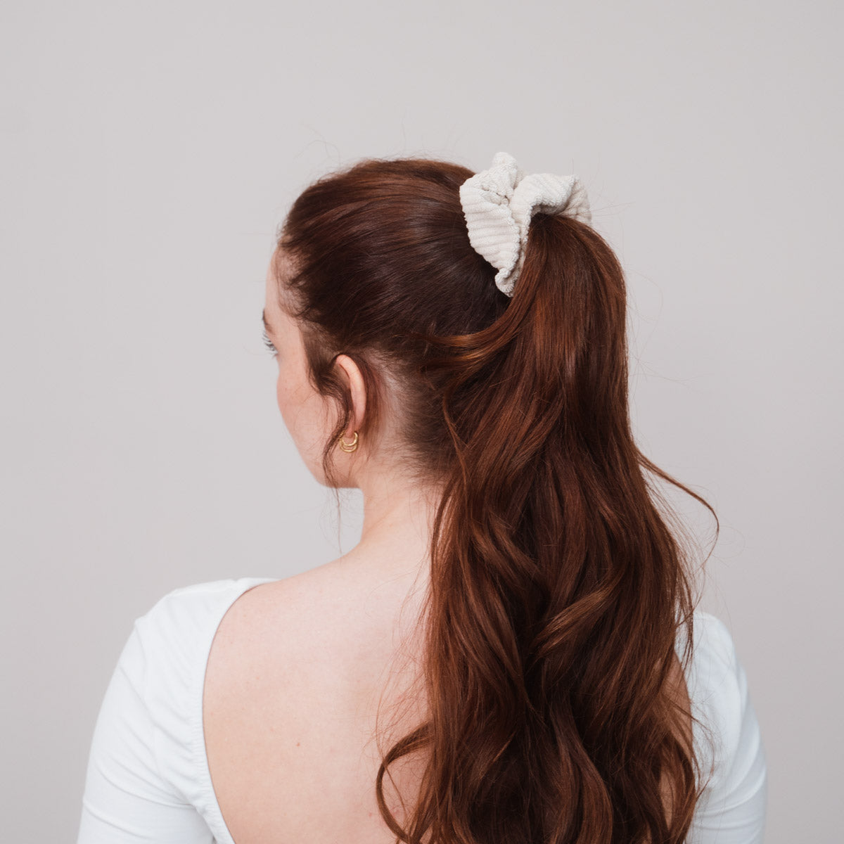 Claide Elaine Scrunchie Beige Frisur - Foto 2