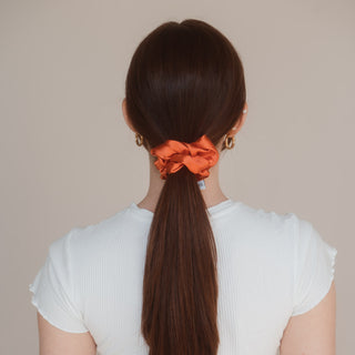 Satin-Seide, zeitlose Schönheit: Das Claide Sandrine Scrunchie für anspruchsvolle Styles