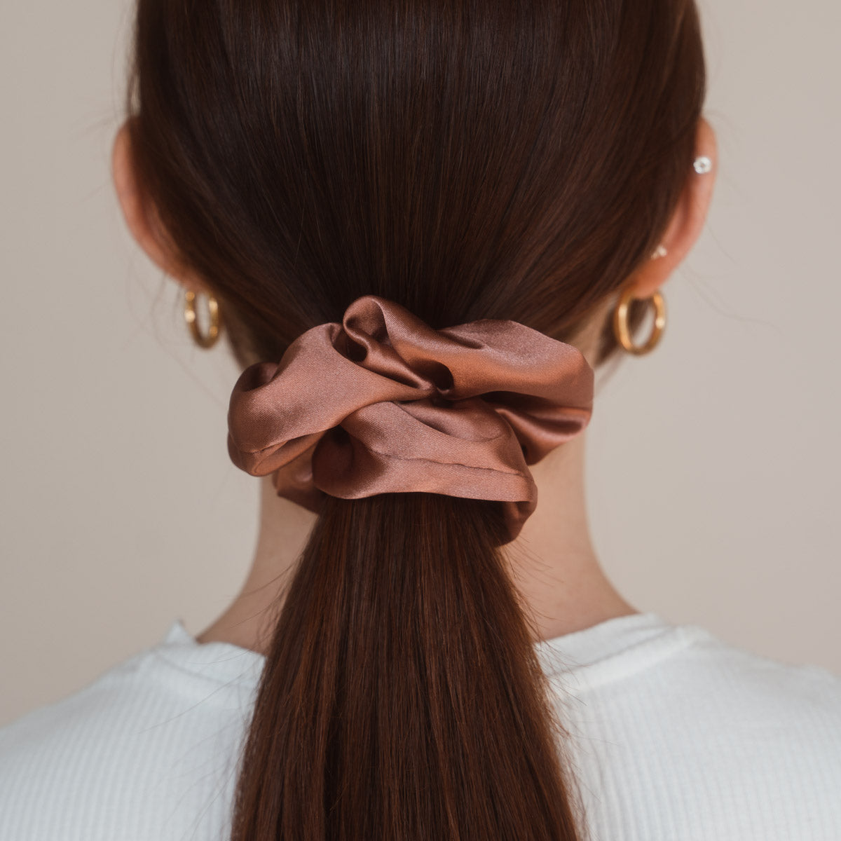 Ein Hauch von Luxus für Ihre Frisur: Das Solène Scrunchie von Claide aus echter Seide
