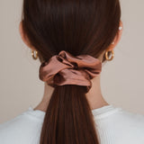 Ein Hauch von Luxus für Ihre Frisur: Das Solène Scrunchie von Claide aus echter Seide