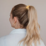 Verleihen Sie Ihrem Haar Glanz mit den luxuriösen Pastell Scrunchies von Claide