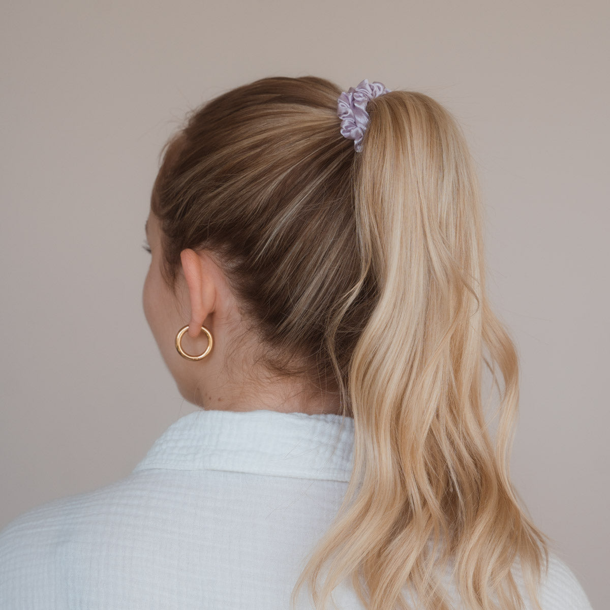 Entdecken Sie die Raffinesse von Satin-Seide mit den Claide Pastell Scrunchies