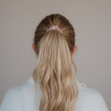 Verwöhnen Sie Ihr Haar mit dem exquisiten Beryl Scrunchie von Claide