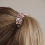 Eleganz und Qualität vereint: Das Beryl Scrunchie von Claide aus echter Seide