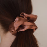 Eleganz und Qualität vereint: Das Solène Scrunchie von Claide aus echter Seide