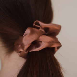 Eleganz und Qualität vereint: Das Solène Scrunchie von Claide aus echter Seide