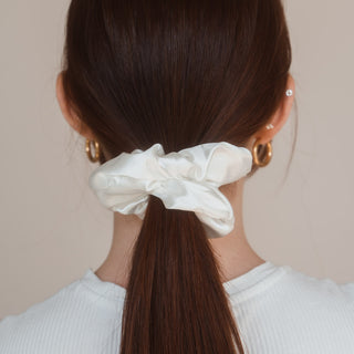 Verleihen Sie Ihrem Haar Glanz mit dem luxuriösen Noemi Scrunchie von Claide